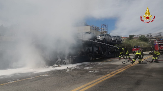 Ancona - Bisarca carica di auto in fiamme: disagi e rallentamenti sulla Statale 16